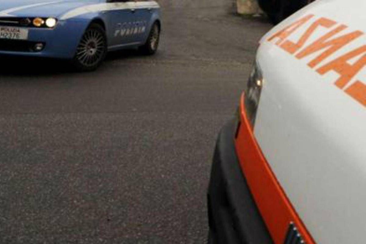 Milano, precipita dal secondo piano di un hotel: grave una 30enne -