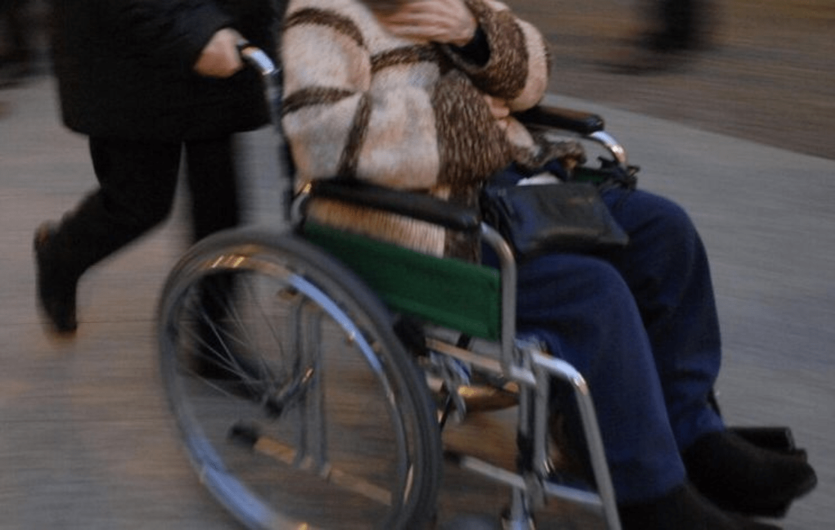 "Mio padre invalido al 100%, ma gli negano indennità di accompagno": la denuncia -