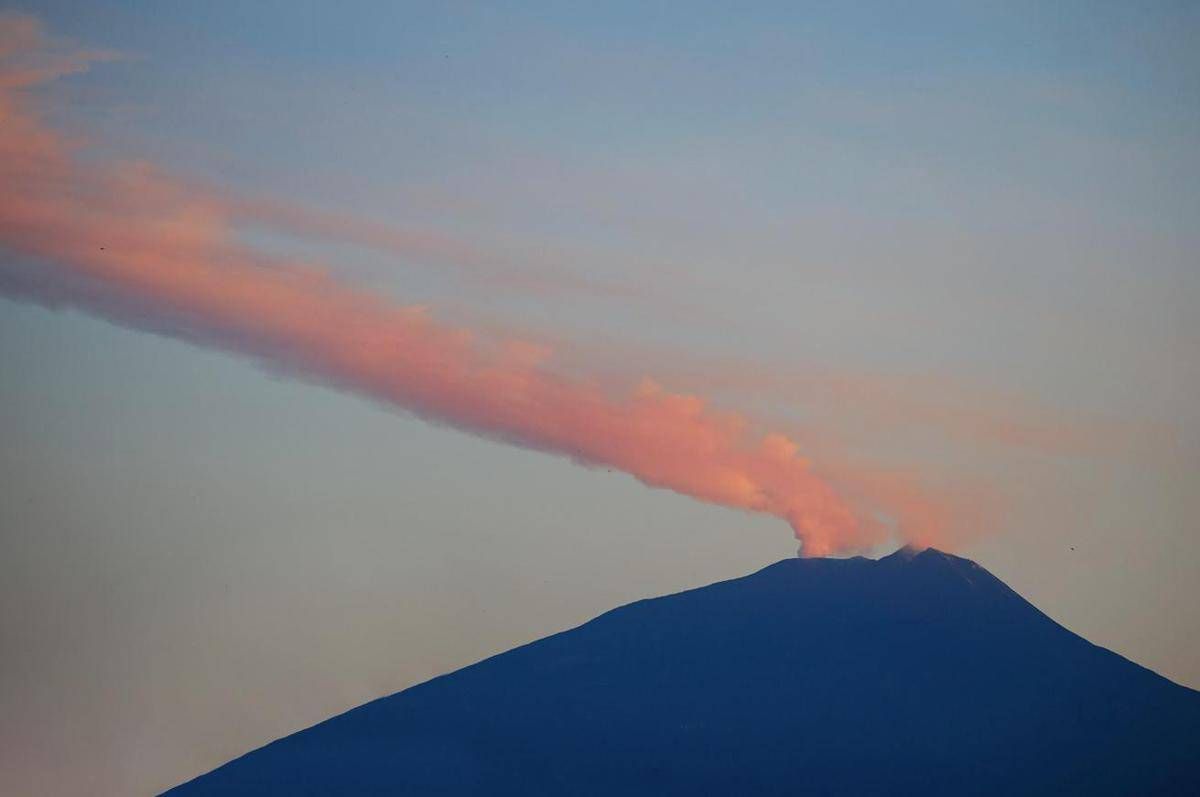 Eruzione Etna, continua colata lavica dalle tre bocche -