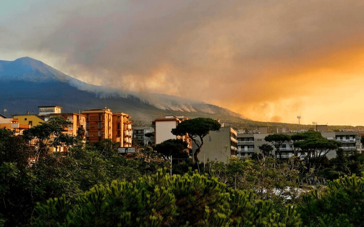 Vesuvio in fiamme durante l'ondata di caldo | La Protezione Civile chiede aiuto all'esercito, ma siamo davvero preparati? -