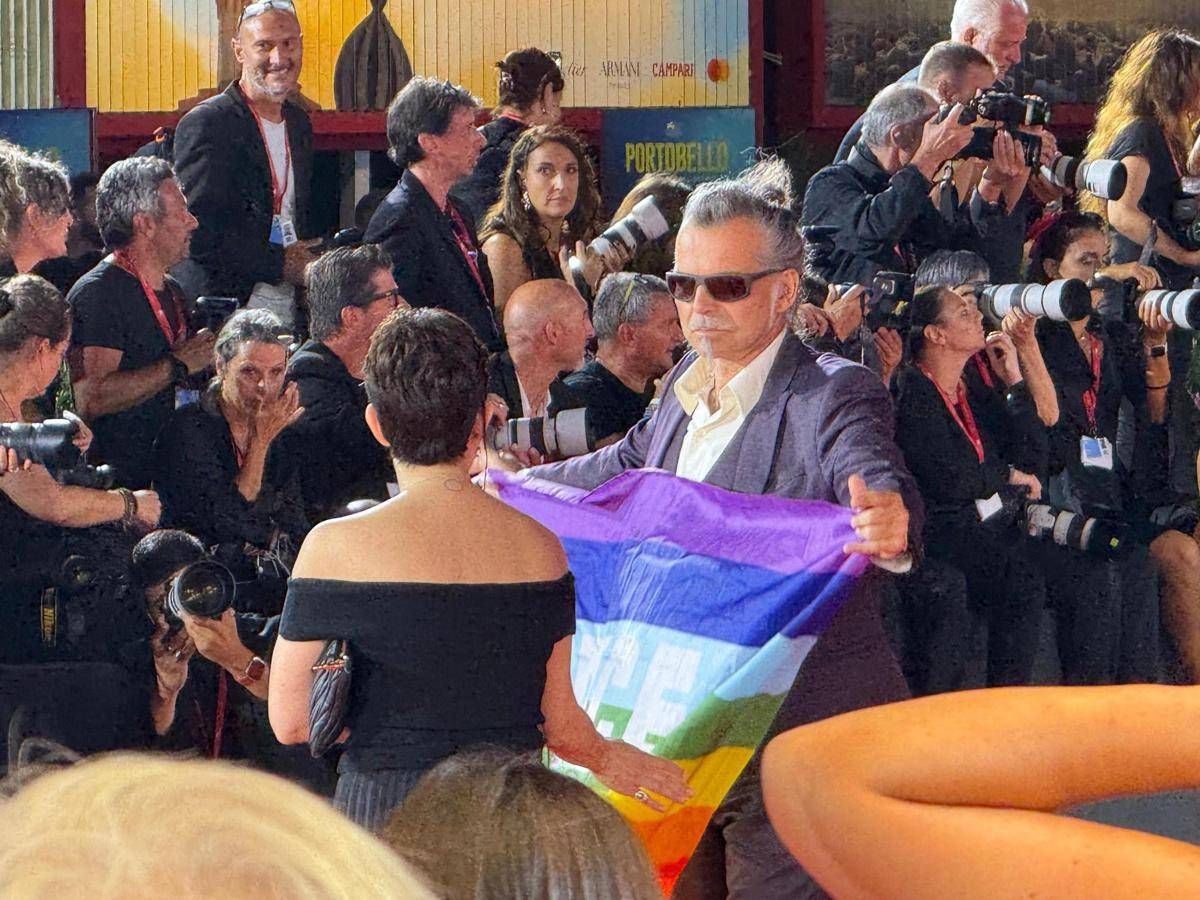 Mostra Venezia, Piero Pelù sul red carpet con la bandiera della pace - 