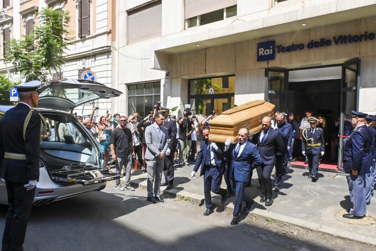 Pippo Baudo torna a casa | Scopri il sorprendente viaggio del suo carro funebre! - 