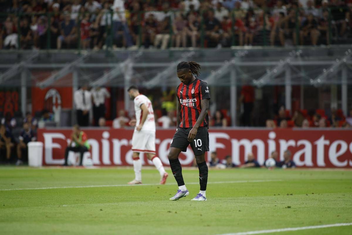 Milan, elongazione al polpaccio per Leao: salta la prima di Serie A con la Cremonese - 