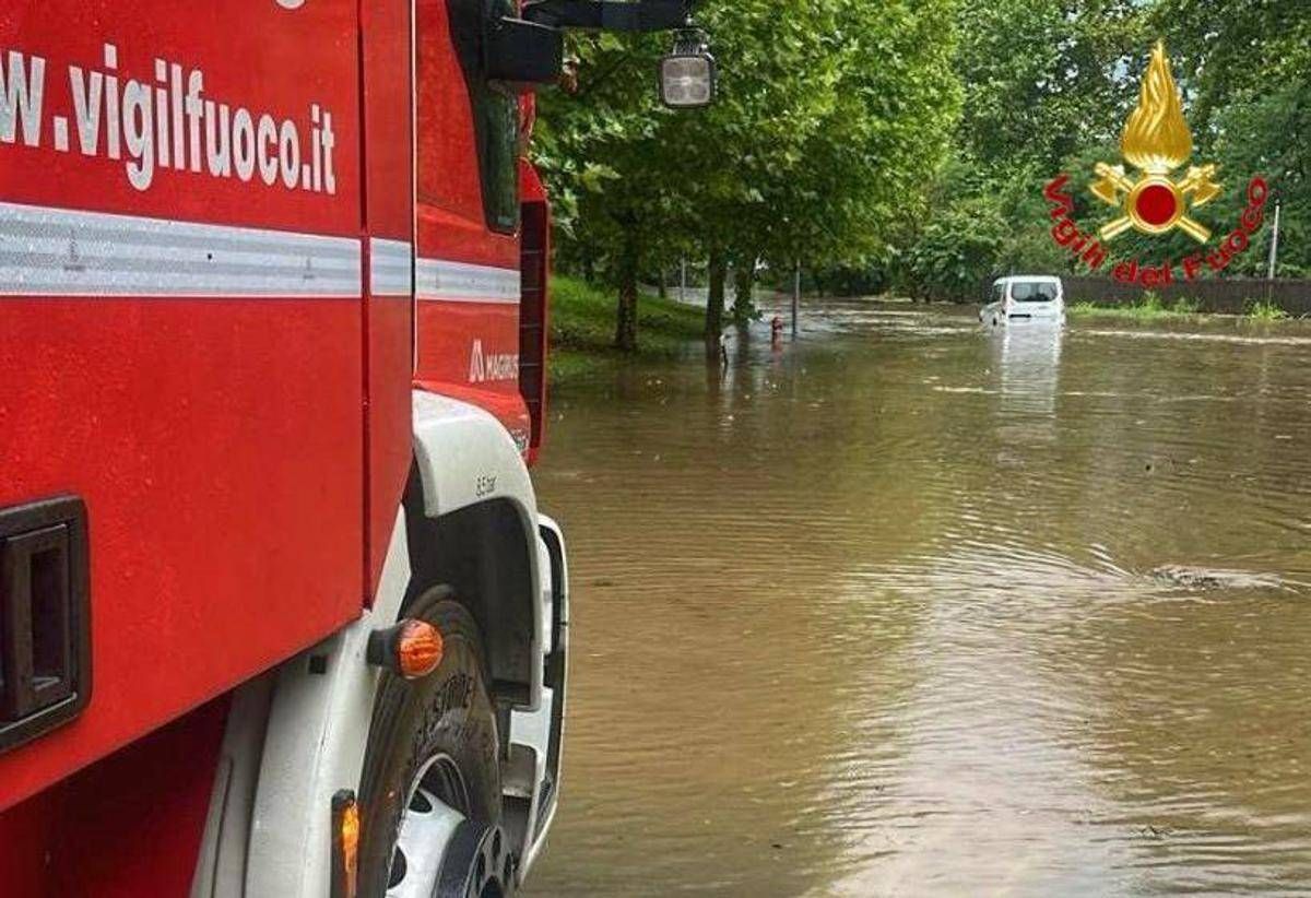 Maltempo a Milano, in due ore quasi 50mm di pioggia: evacuata comunità vicino al Lambro - 