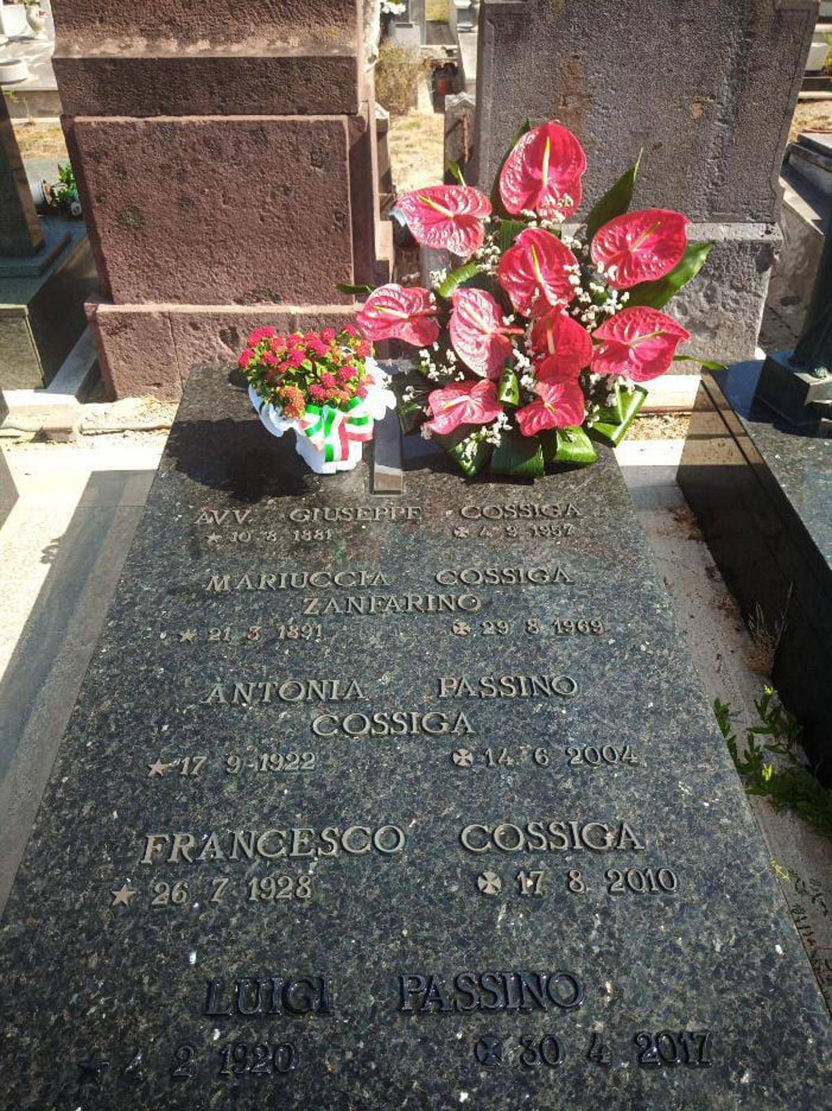 Cossiga, 15 anni dalla morte: l'omaggio al cimitero di Sassari - 