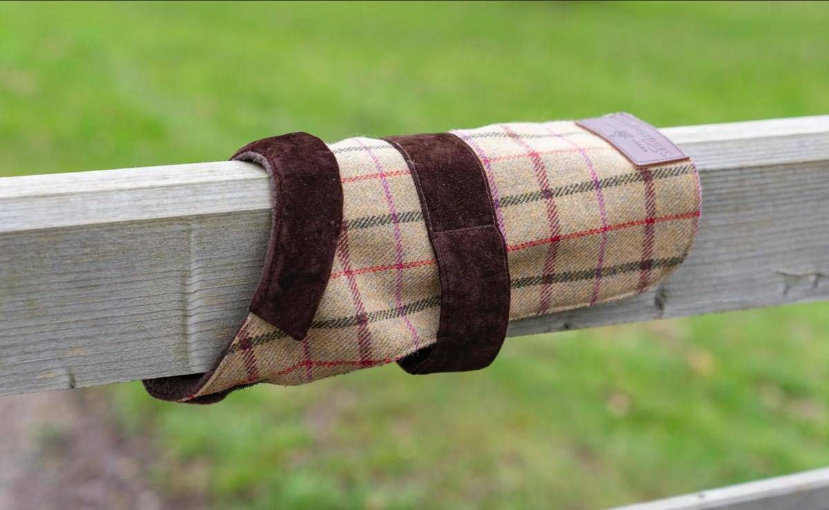 Re Carlo, la passione per il tweed e il cane Snuff: a Sandringham arrivano i cappottini per 'Fido' -