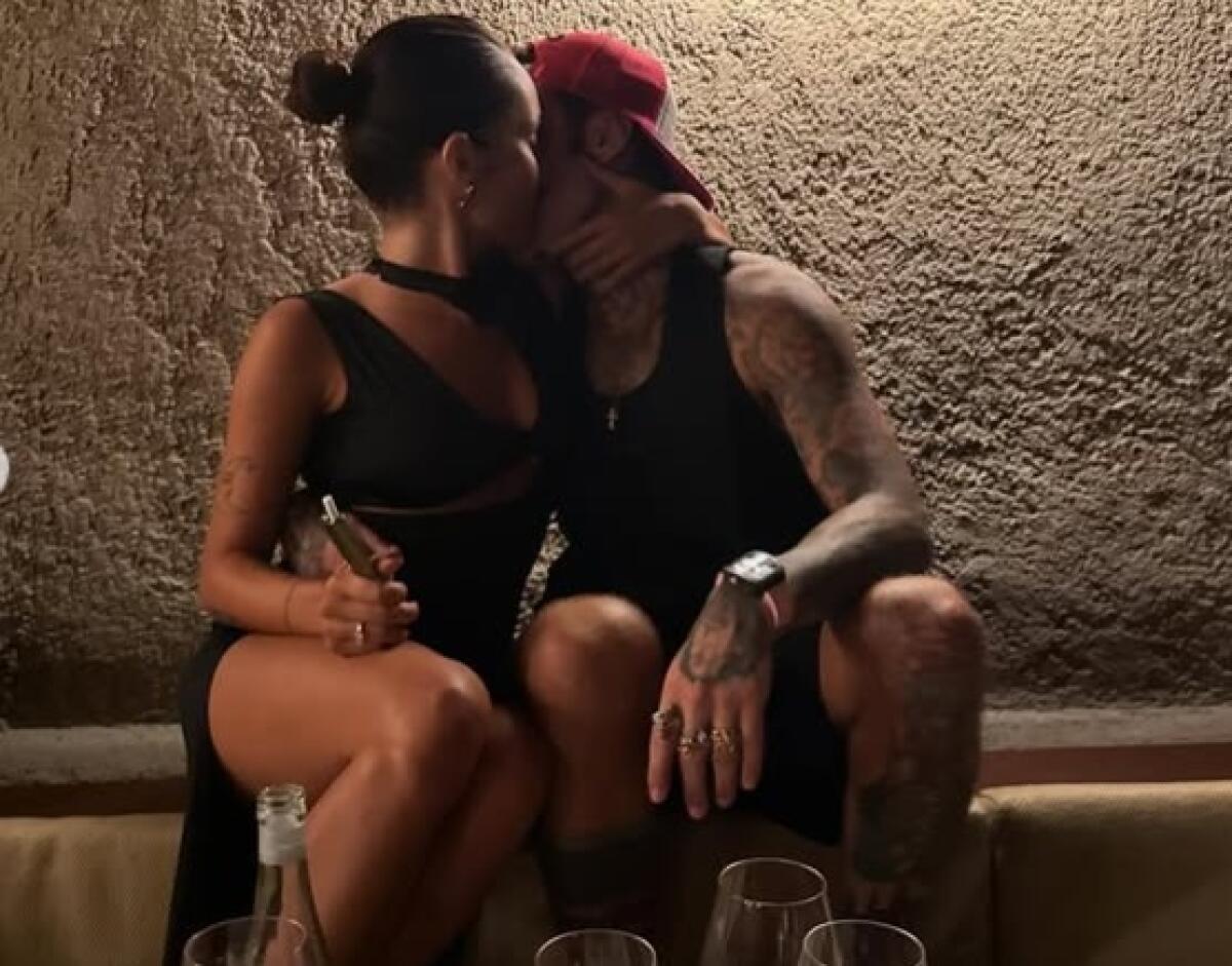 Fedez ufficializza il suo nuovo amore con un bacio su Instagram | Ma quanto è durato davvero il dolore dopo Chiara Ferragni? - 