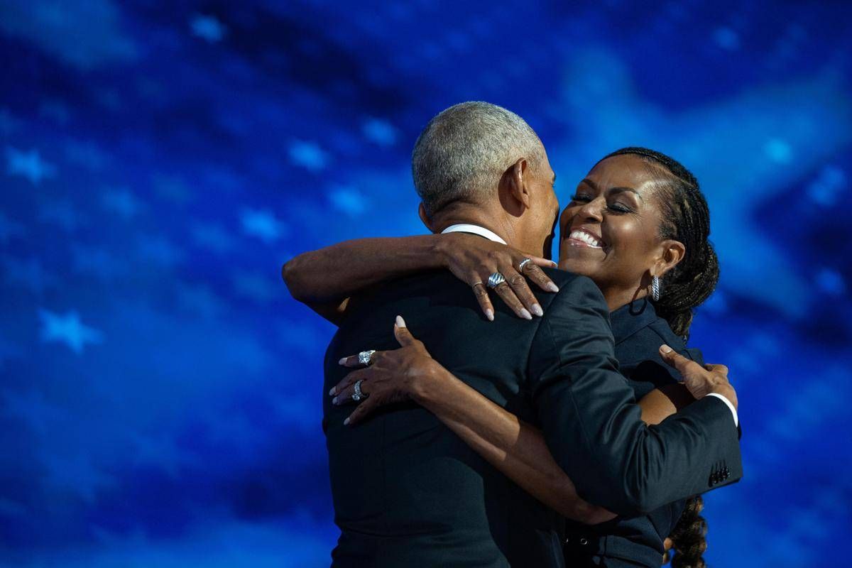 Barack Obama compie 64 anni, Michelle: "Sei ancora il più figo che conosco" -