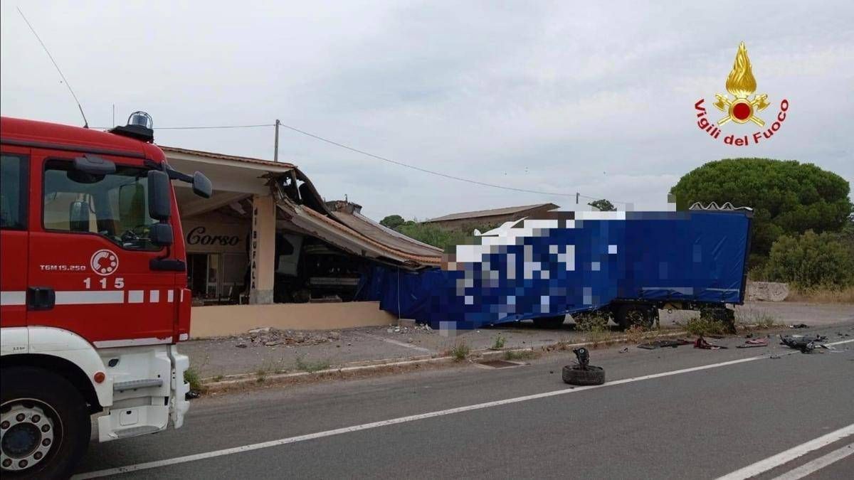Tir sfonda un caseificio dopo lo scontro con un'auto: un morto e due feriti a Capalbio - 