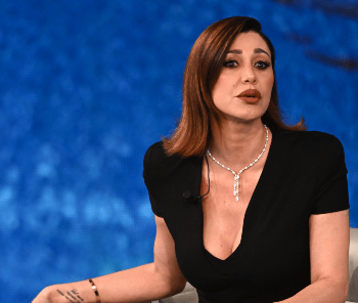 Belen litiga col benzinaio, il video virale e la bufera social: "Maleducata" - 