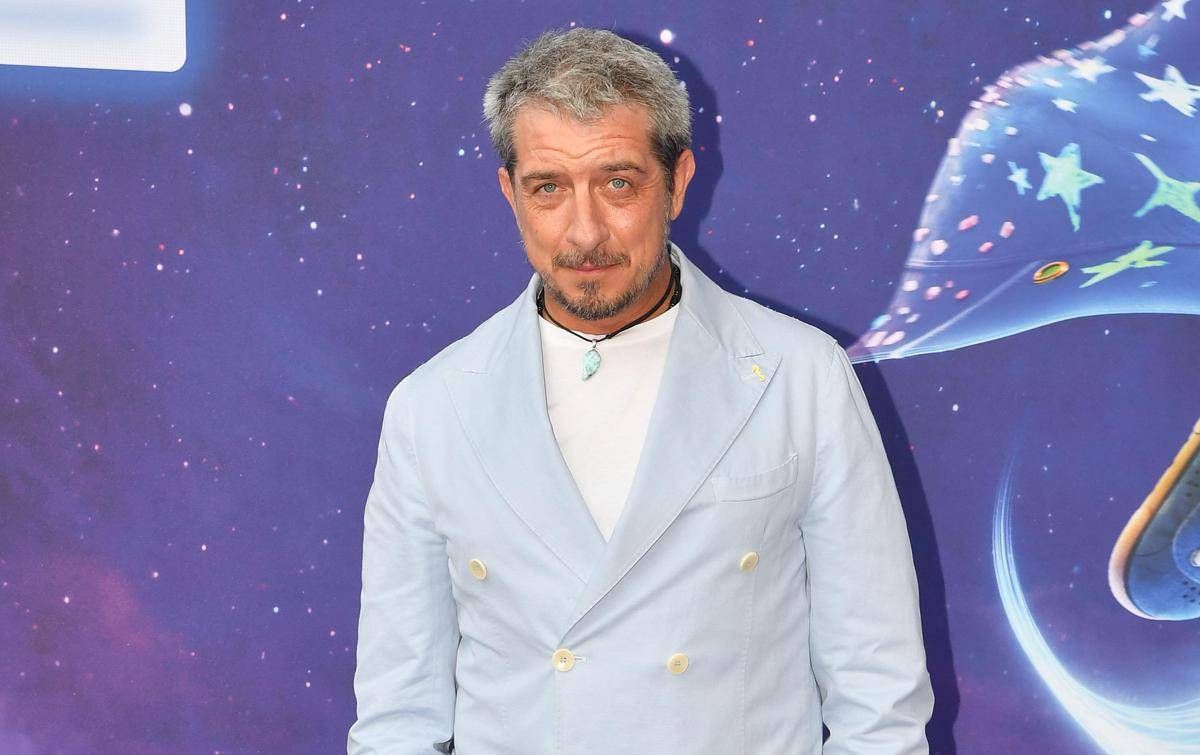 Paolo Ruffini in ritardo...e il volo 'lo aspetta', video su TikTok scatena polemiche - 
