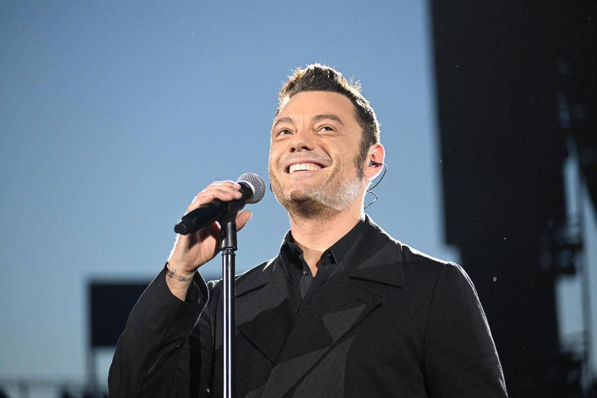 Tiziano Ferro torna dopo il reset social e firma con Sugar: "Si parte" -