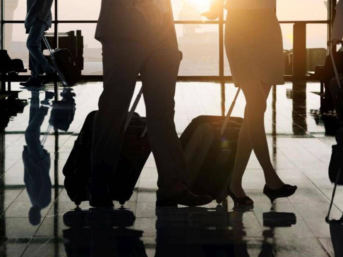 Lasciano il figlio di 10 anni in aeroporto: "Noi partiamo" -