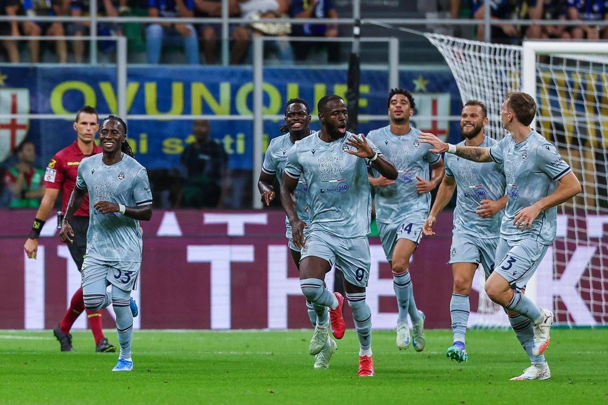 Inter-Udinese 1-2: colpo bianconero a San Siro con Davis e Atta, primo ko per Chivu. Lazio-Verona 4-0 -