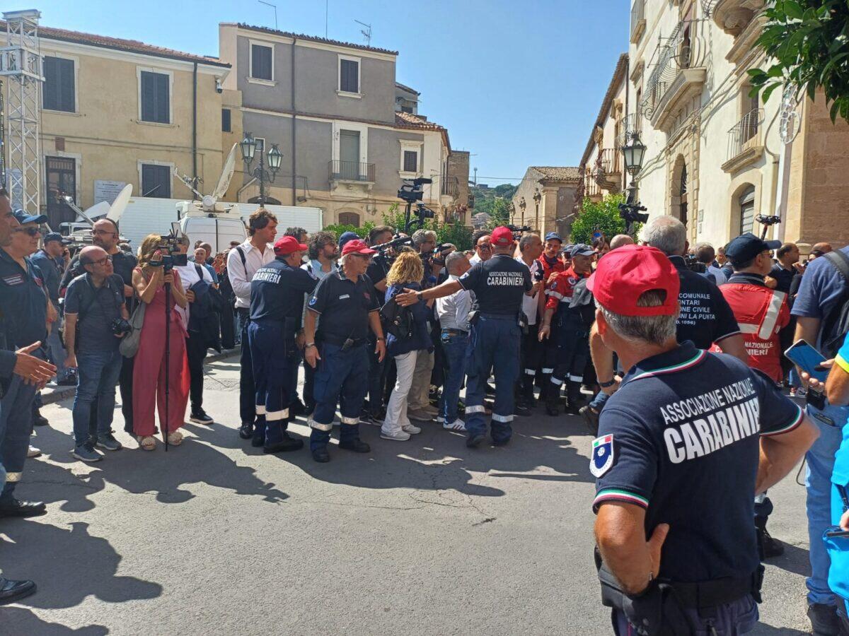 Volontari di protezione civile sorprendono tutti durante i funerali di Pippo Baudo | Scopri quello che non sapevi sulla loro vera funzione! -
