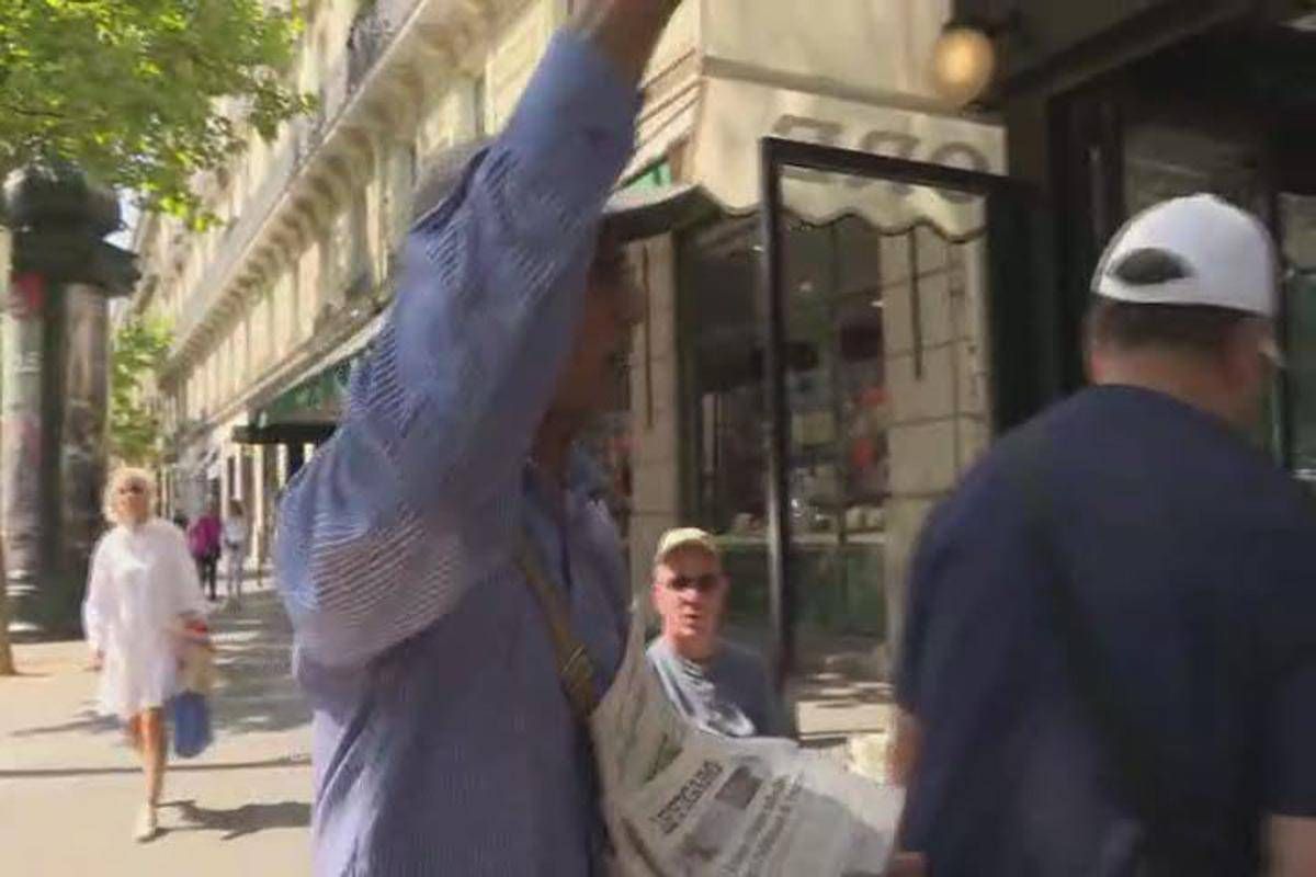 Francia, l'ultimo strillone di Parigi decorato da Macron: il suo racconto al Tg1 - 