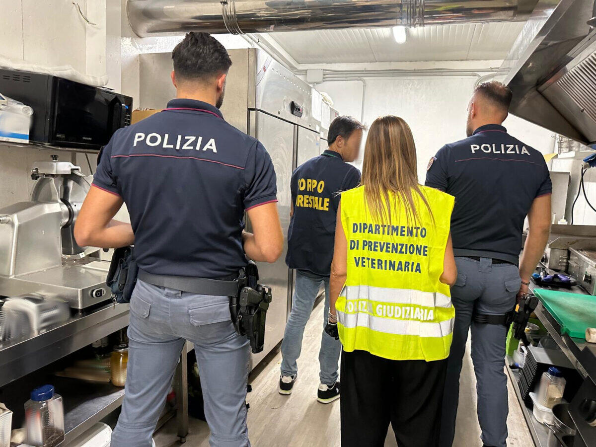 Polizia di Catania sequestra 63 chili di cibo in un lido | È davvero il massimo della sicurezza alimentare? - 