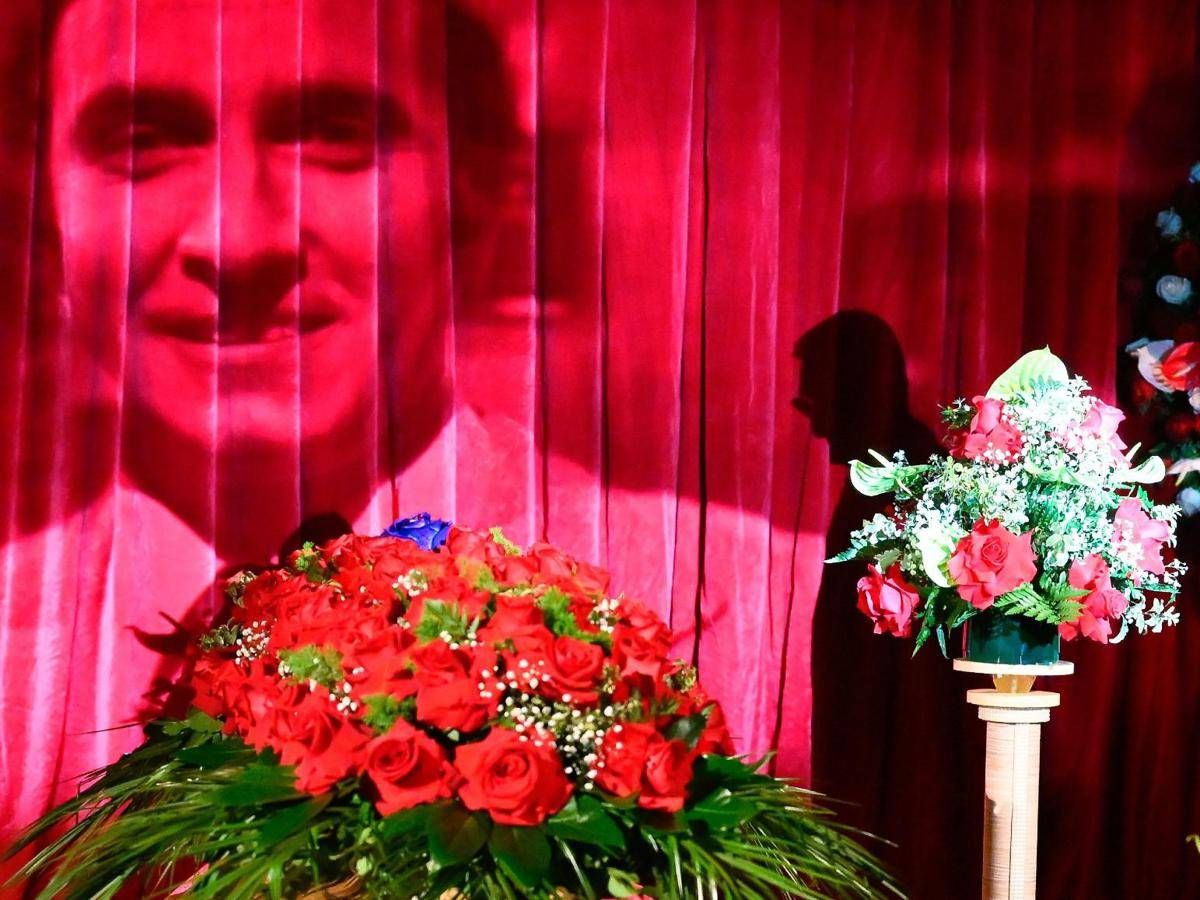 Pippo Baudo, benedizione feretro al Teatro delle Vittorie tra applausi e commozione - 