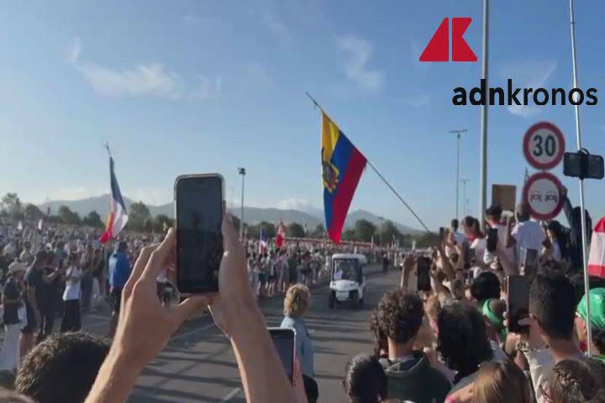 Leone al Giubileo dei giovani, bagno di folla e cori da stadio per il corteo in papamobile -