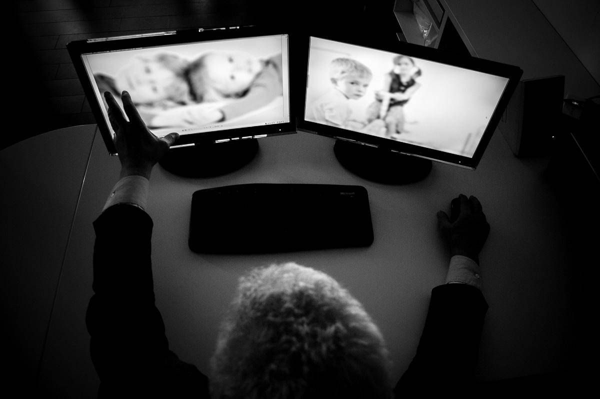 Torino, medico arrestato per produzione di materiale pedopornografico -