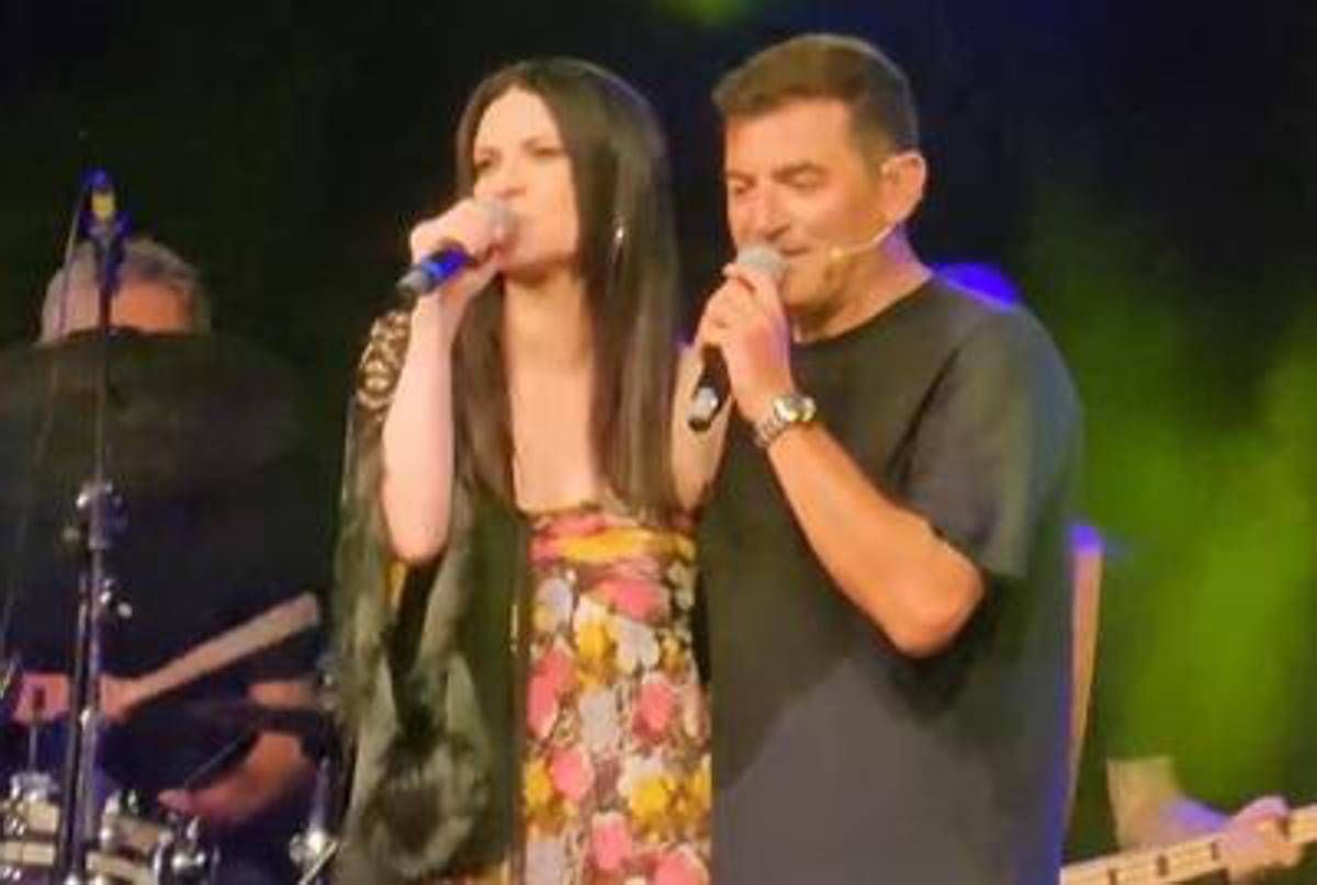Max Giusti e la sorpresa a Gatteo, tra il pubblico c'è Laura Pausini: duetto sul palco e pubblico in piedi -