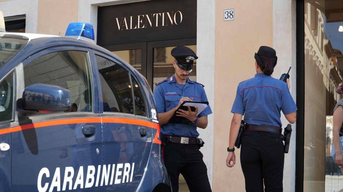 Roma, furto nella boutique Valentino in pieno centro: rubate 30 borse - 