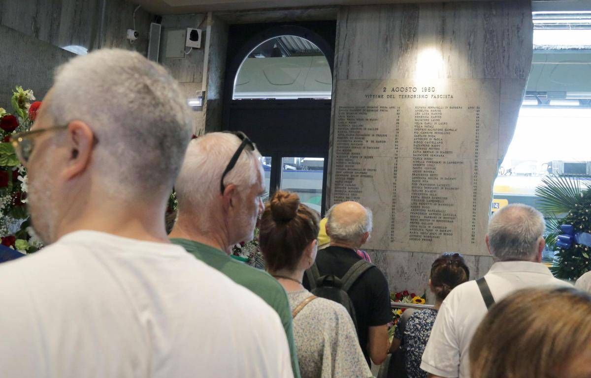 Strage Bologna, Bernini contestata da un uomo: "Credo a lei, non al governo" -