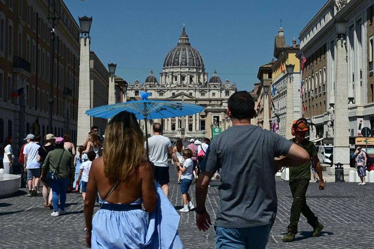 Caldo anomalo e ferragosto di fuoco, l'anticiclone soffoca l'Italia: previsioni meteo -