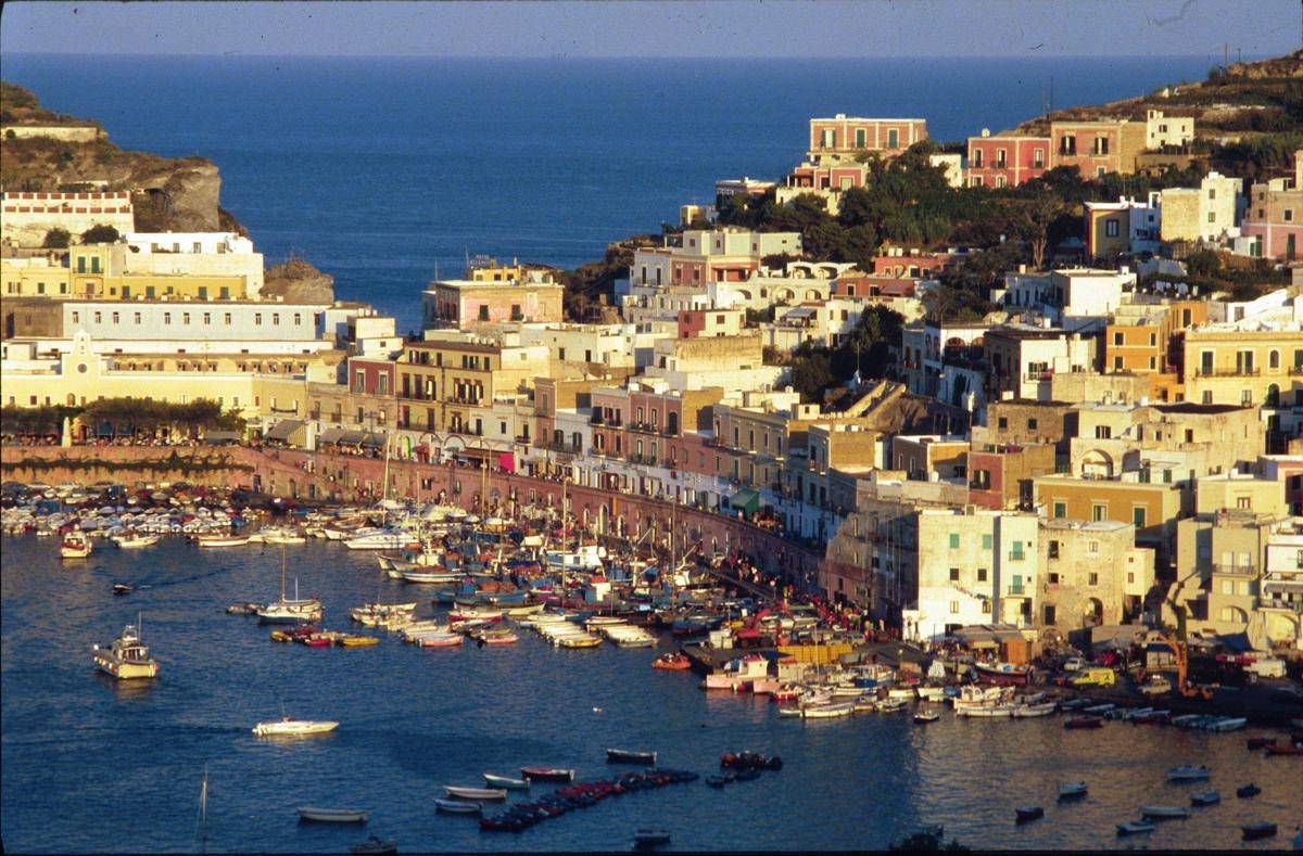 Ponza, nave da crociera MSC in avaria con oltre 8.500 persone a bordo: al via i soccorsi - 
