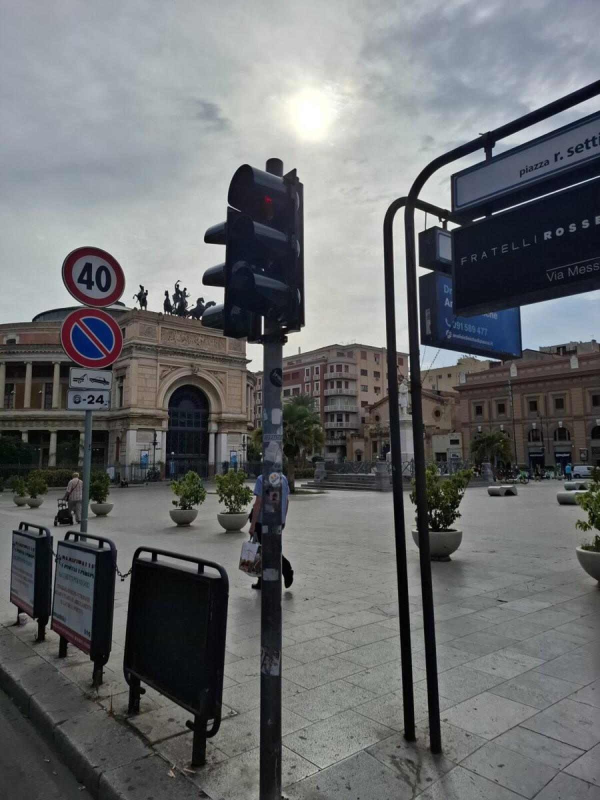 Semaforo di Palermo distrutto e ripristinato in un colpo di scena | Ecco perché la sicurezza stradale è a rischio! -