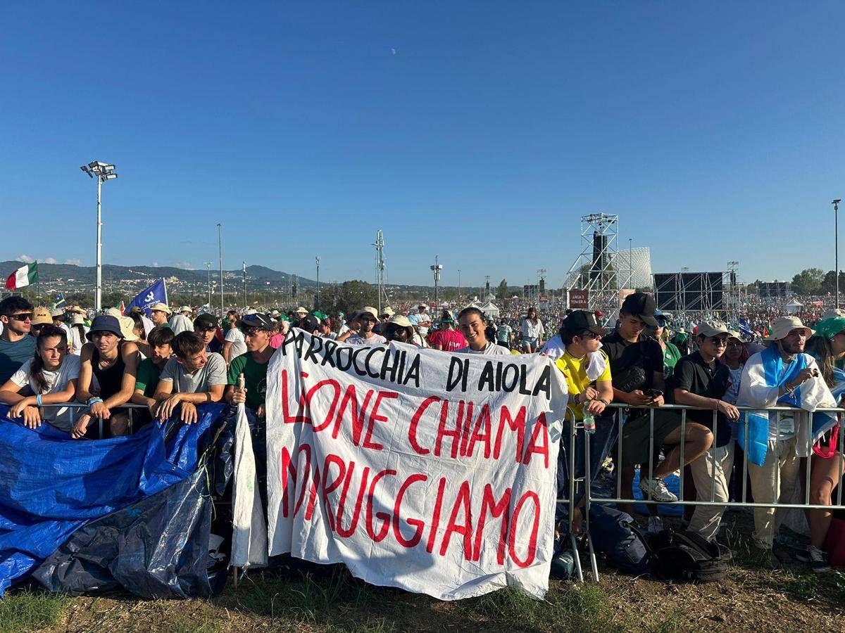 Giubileo giovani, striscione a Tor Vergata: "Se Leone chiama, noi ruggiamo" -