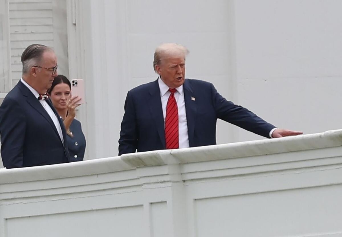 Trump sul tetto della Casa Bianca | Il mistero della sua "passeggiata" svela qualcosa di incredibile! -