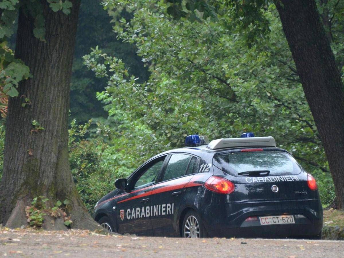 Ubriaca alla sagra vuole bere ancora, morde un uomo che la invita ad allontanarsi e dente resta conficcato nel braccio -