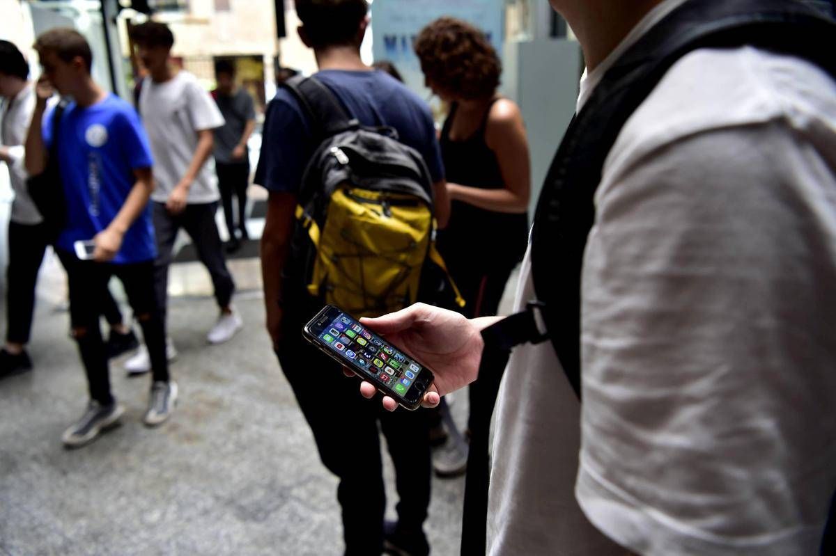 Scuola, divieto cellulari in classe: il 76% degli italiani è d'accordo -