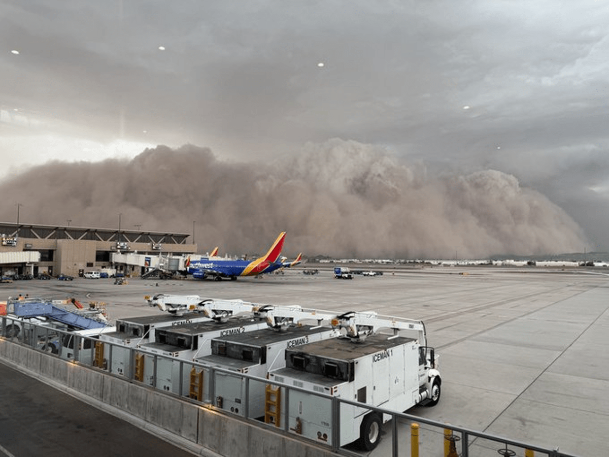 Una tempesta di sabbia travolge Phoenix: visibilità quasi nulla, danni e blackout -