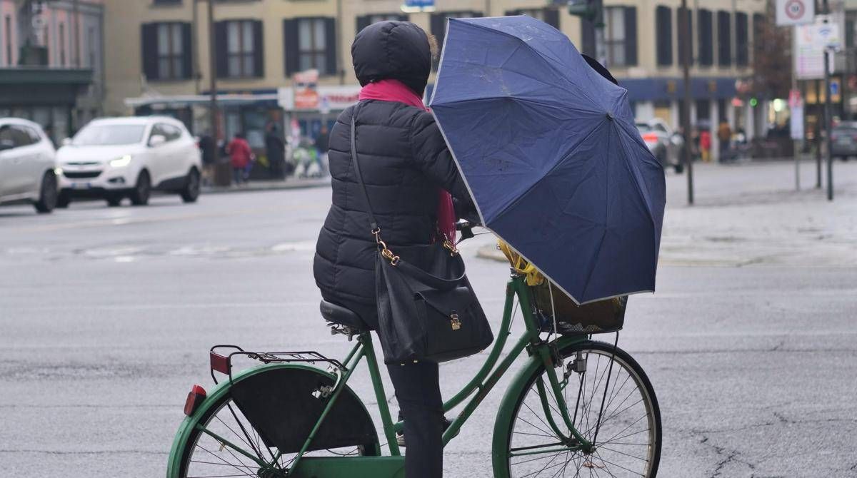 Meteo weekend variabile tra sole e acquazzoni: temperature in calo ovunque - 