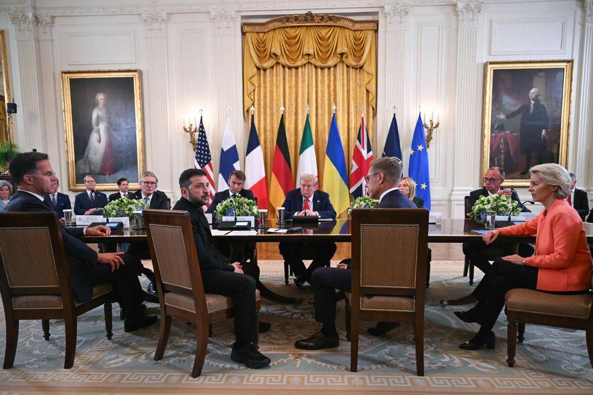 Trump, il quadro e i cappelli: presidente e guida turistica per i leader -