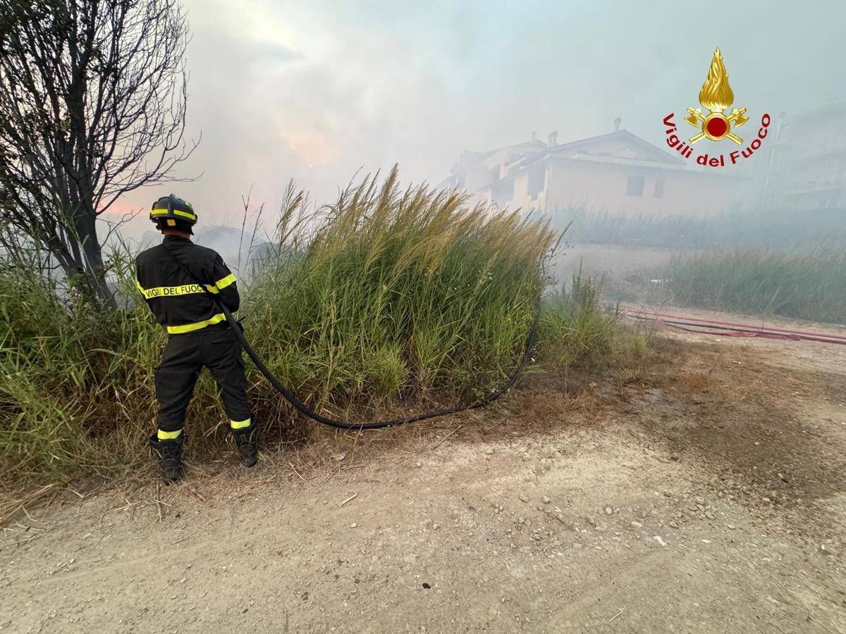 Incendio lungo linea ferroviaria a Grosseto, stop treni ed evacuato un albergo - 