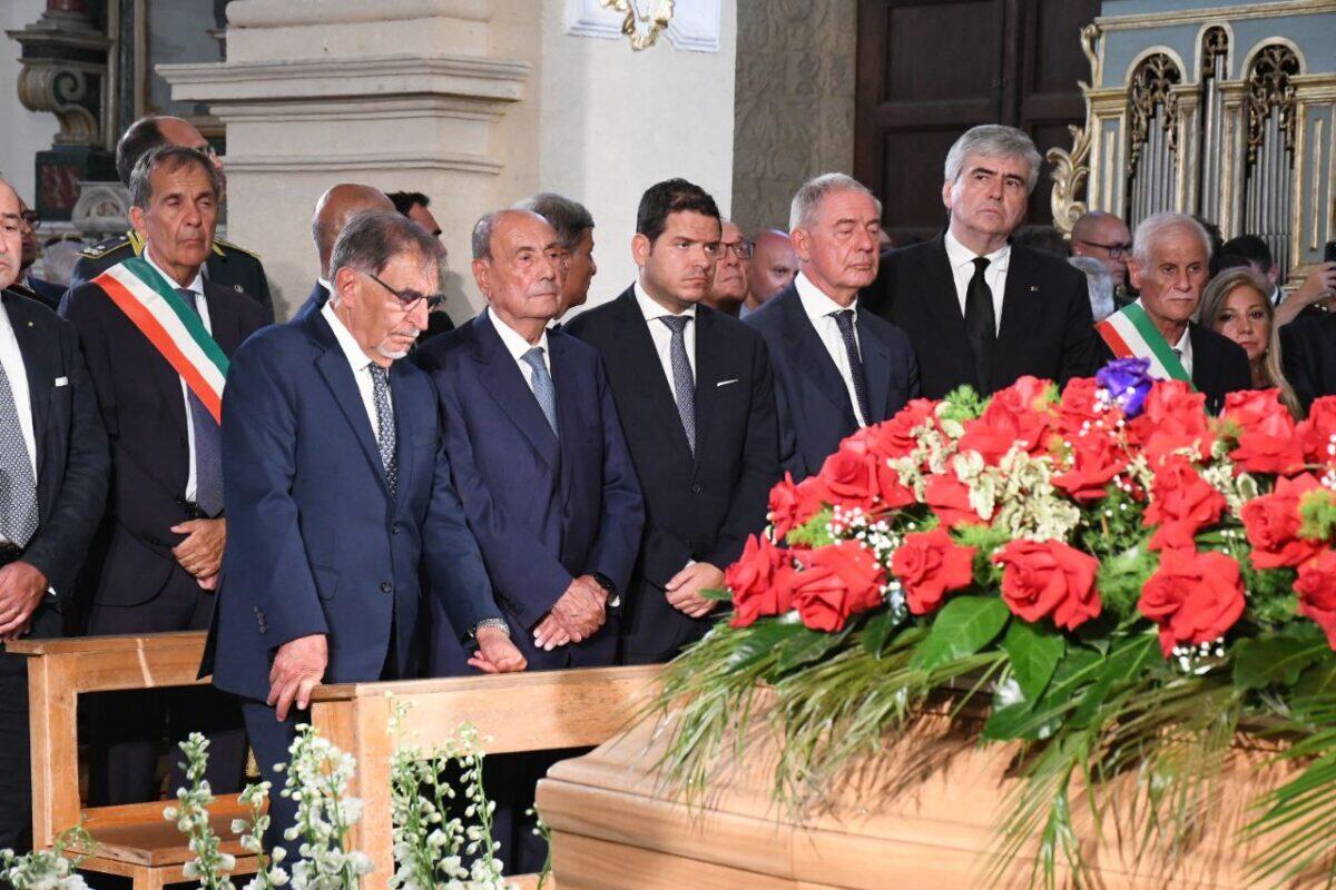 Pippo Baudo omaggiato da migliaia | La Regione Siciliana unita nel ricordo di un'icona imprescindibile -