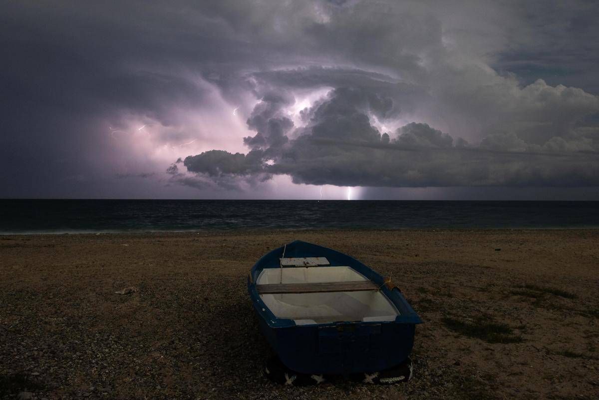 Violento temporale a Piombino, 70enne colpito da fulmine in spiaggia - 