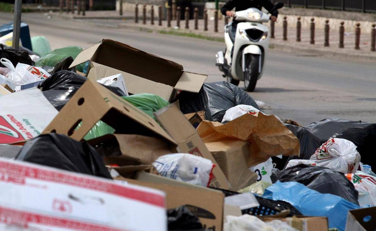 Per chi getta rifiuti dall'auto rischio arresto e multe fino a 18.000 euro: le nuove norme - 
