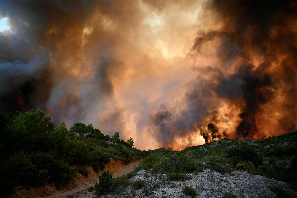 Francia, incendi nel sud: un morto e migliaia di sfollati. "Disastro senza precedenti" -