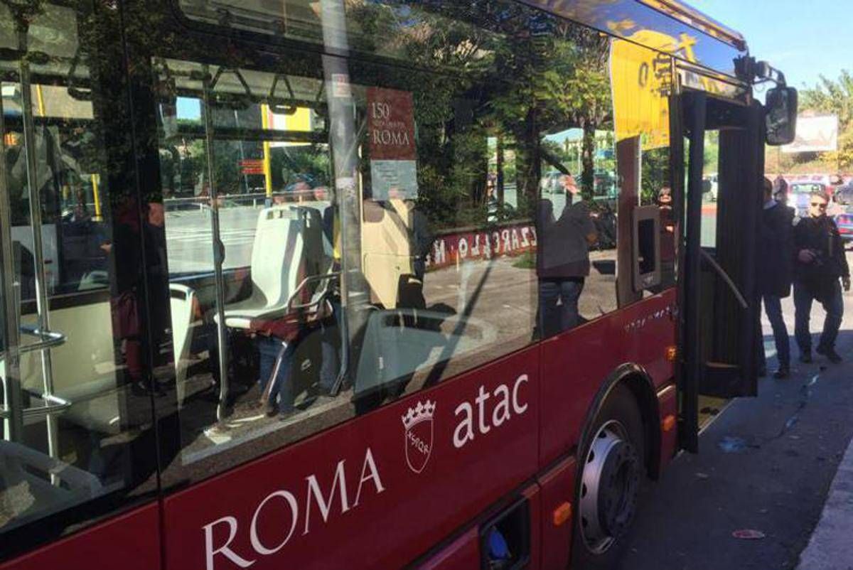 Roma, autista lo richiama: "Non si fuma sul bus". Passeggero attacca con una sega - 