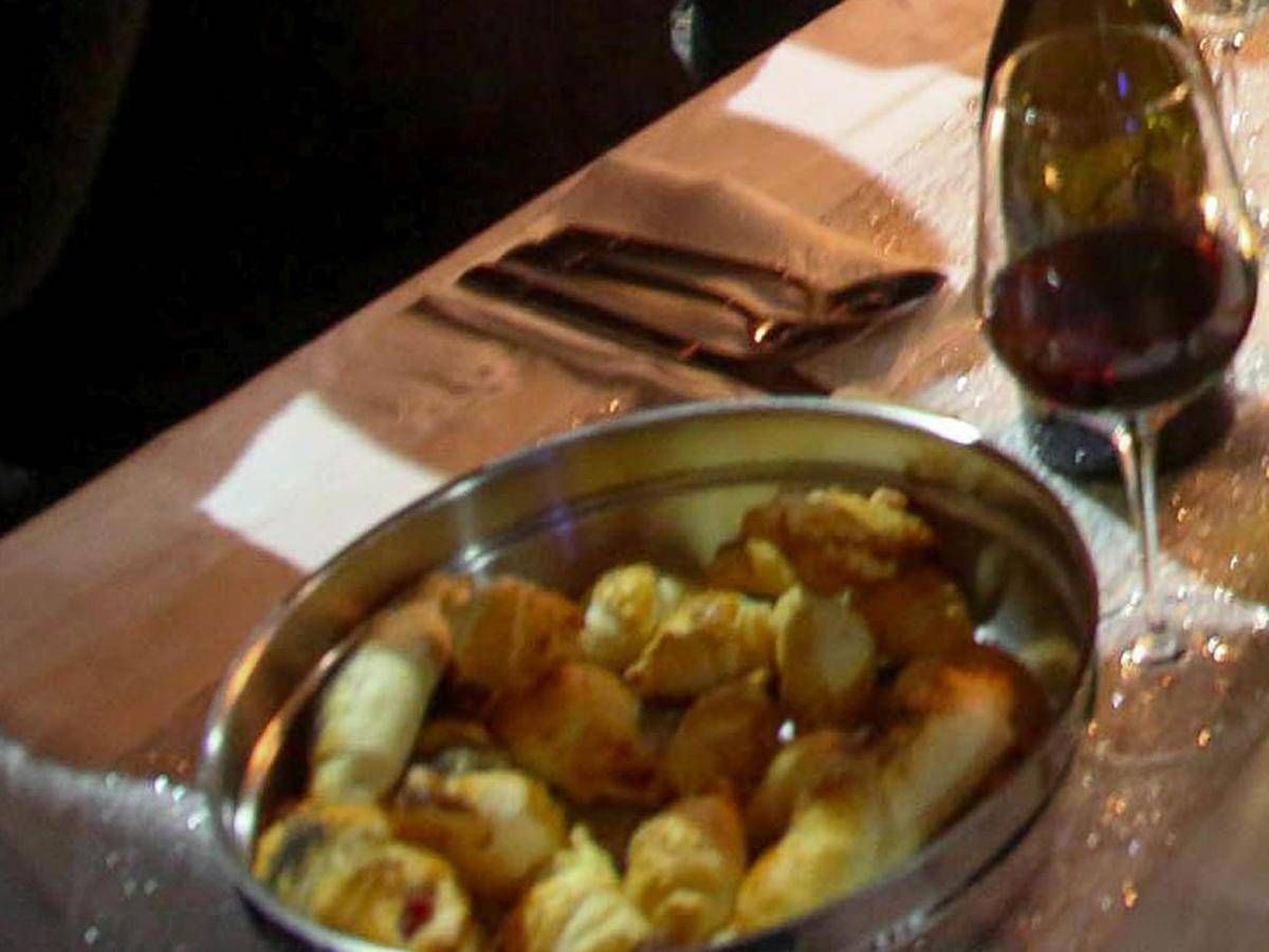 Aprono un ristorante in un cimitero in Svizzera: tavoli nelle stanze delle urne funerarie - 
