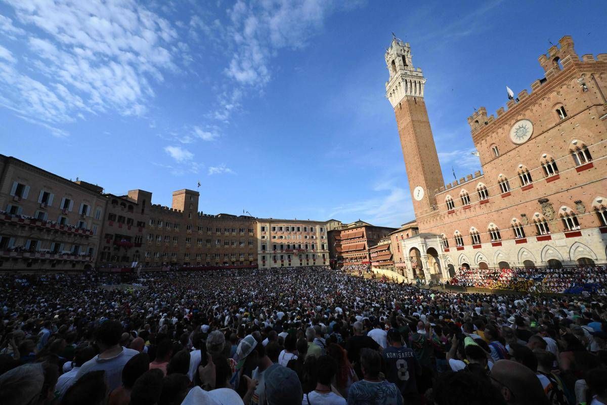 Palio Siena, la corsa dell'Assunta accende la città. Leocorno e Civetta favorite - 