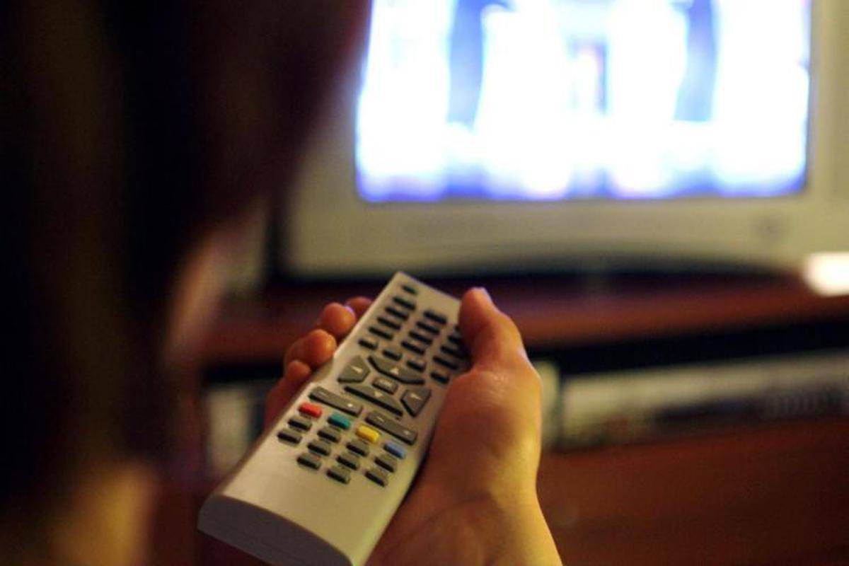 Ascolti tv 21 agosto, vince 'Un professore' su Rai 1 con Gassmann -