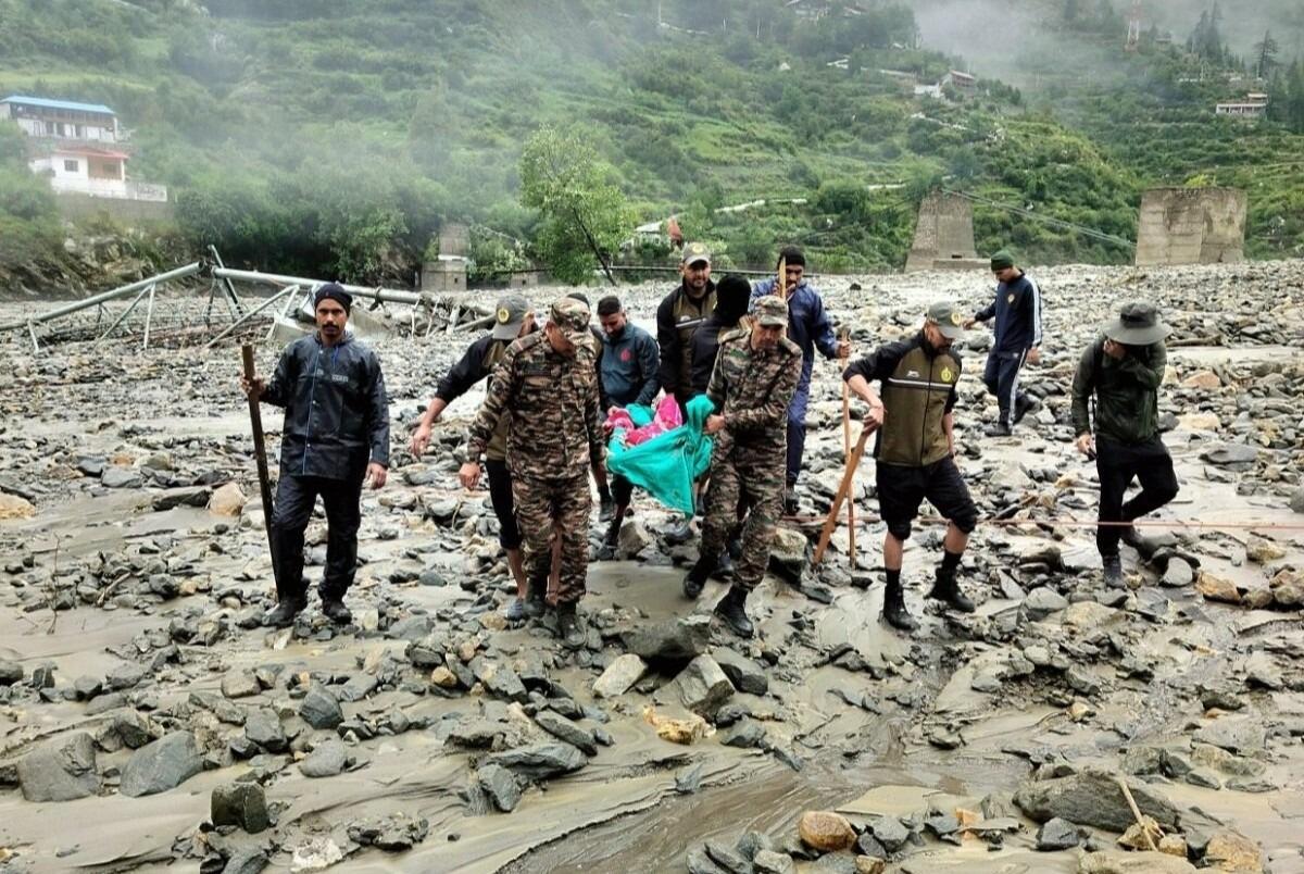Valanga di fango distrugge un villaggio indiano in un attimo | La verità dietro la catastrofe è agghiacciante! -