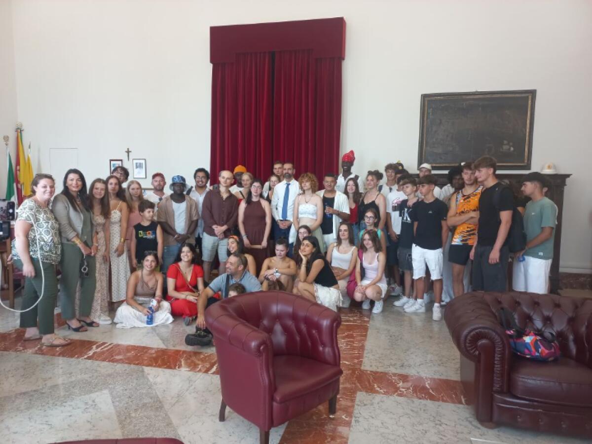 Scoperta inaspettata al Comune di Messina | Perché i giovani Erasmus stanno rivoluzionando la città! -