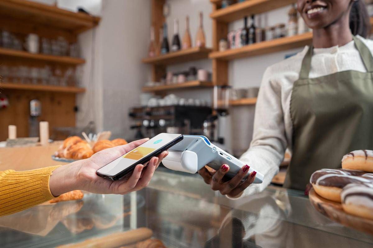 Carte elettroniche, aumenta uso in vacanza: 10 consigli su come non cadere in trappola - 