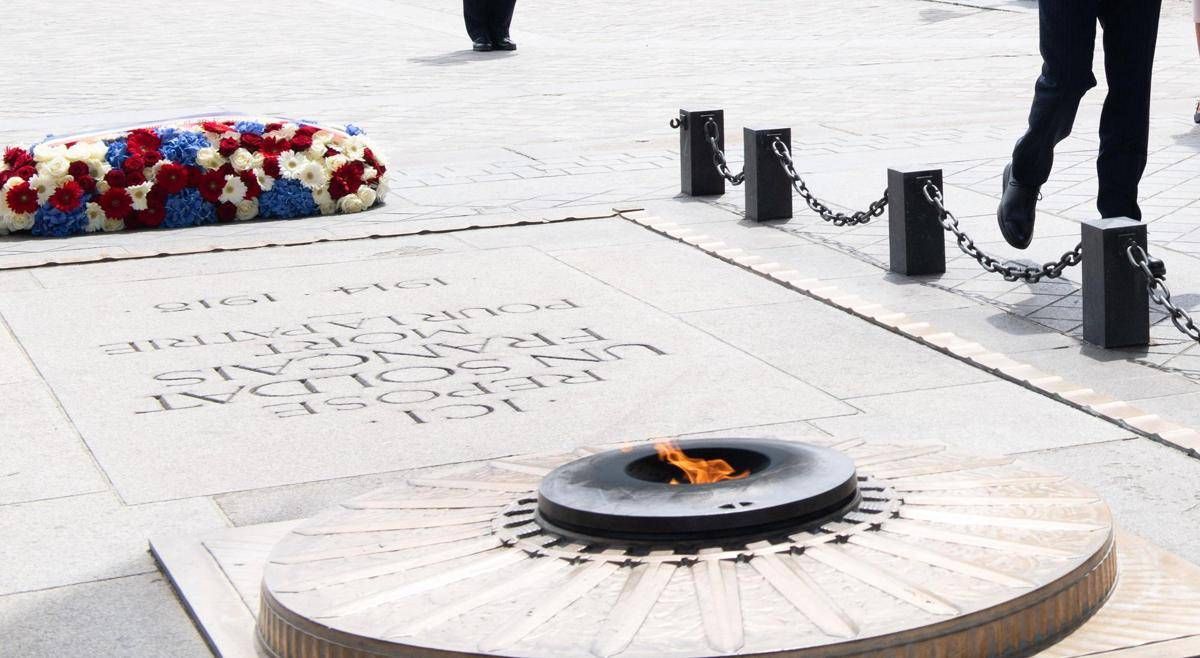 Parigi, arrestato l'uomo che si era acceso sigaretta con fiamma milite ignoto -